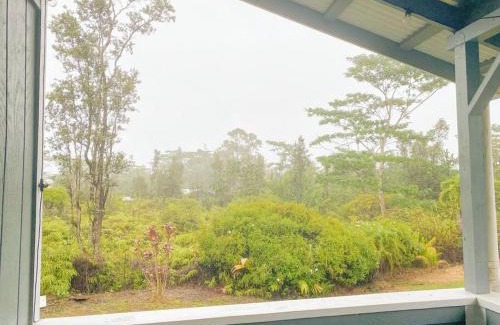 Keaau Apartment | Oceanfront Hibiscus Hale with Full Kitchen & King Bed
