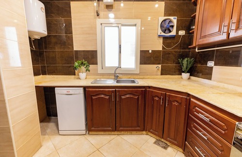 Taqseem Laselky Apartment | Hibiscus Haven Suite: Family-Friendly with Breakfast & Kitchen
