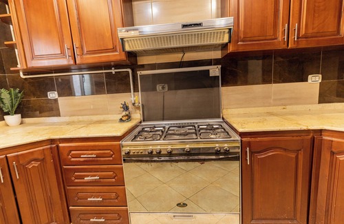 Taqseem Laselky Apartment | Hibiscus Haven Suite: Family-Friendly with Breakfast & Kitchen