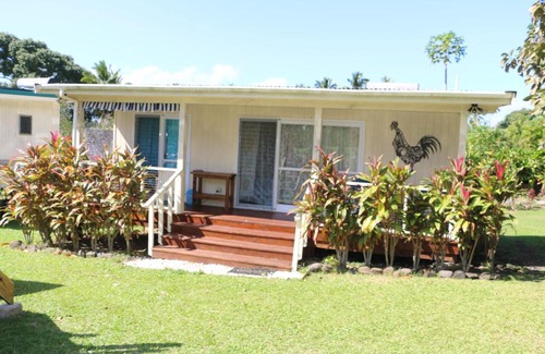 Matavera House | Experience Hibiscus Homely Farm Cottage with Bikes & Breakfast