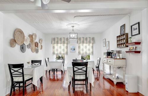 Fort Myers River District House | Cozy Hibiscus House Bed & Breakfast - Turtle Room Retreat