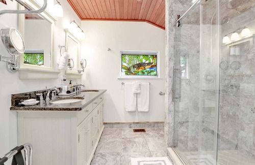 Fort Myers River District House | Cozy Hibiscus House Bed & Breakfast - Turtle Room Retreat