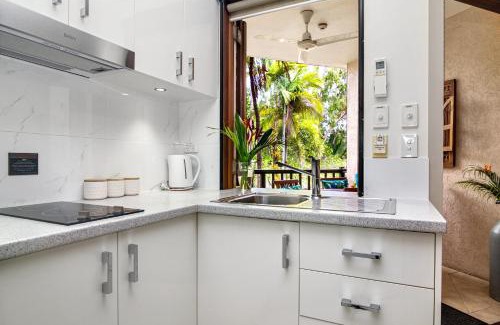 Port Douglas Apartment | Hibiscus Resort 10: Prime Location with Ocean Views