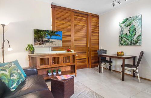 Port Douglas Apartment | Hibiscus Resort 10: Prime Location with Ocean Views