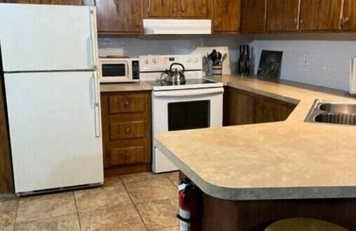 Ava Cottage | Hickey House: Family-Friendly Stay with Breakfast Included