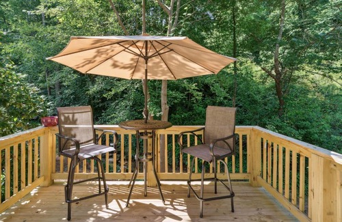 Hickory Apartment | Hickory Hideaway: Patio Paradise with Pool & Ocean Views