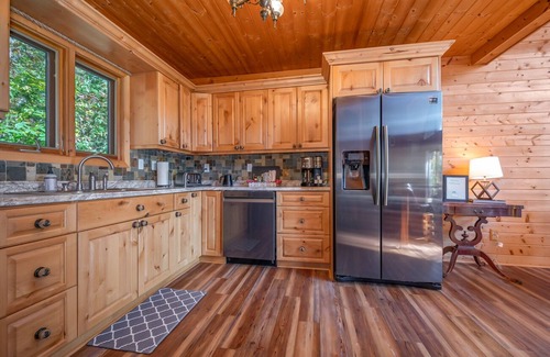 Lake Lure House | Hickory Hideaway: Lake Lure Waterfront Cabin with Kayaks!