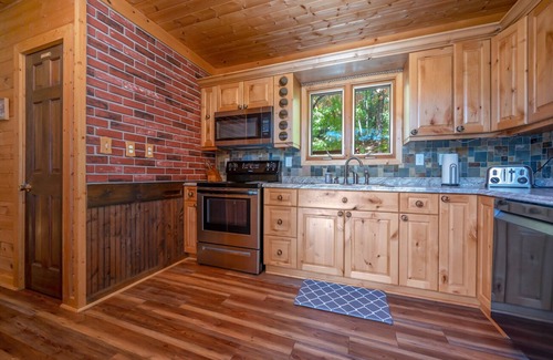 Lake Lure House | Hickory Hideaway: Lake Lure Waterfront Cabin with Kayaks!