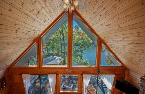 Lake Lure House | Hickory Hideaway: Lake Lure Waterfront Cabin with Kayaks!