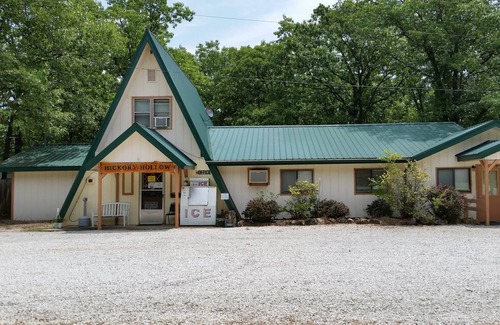Clinton Cabin | Pet-Friendly Hickory Hollow Resort with Pool & Breakfast