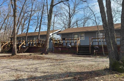 Clinton Cabin | Pet-Friendly Hickory Hollow Resort with Pool & Breakfast