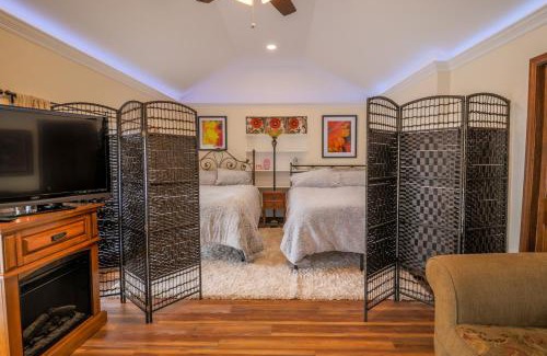Westland Bed & Breakfast | Top-Rated Hickory House B & B with Hot Tub Oasis
