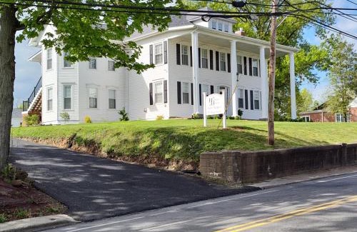 Westland Bed & Breakfast | Top-Rated Hickory House B & B with Hot Tub Oasis