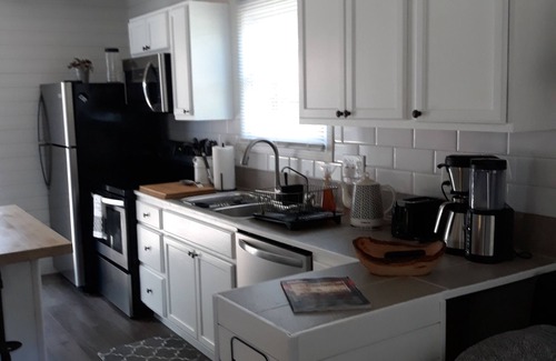 Hickory House | Hickory Tiny House: Pet-Friendly Retreat with Hot Tub