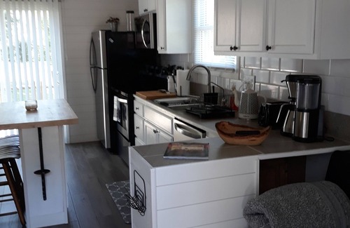 Hickory House | Hickory Tiny House: Pet-Friendly Retreat with Hot Tub