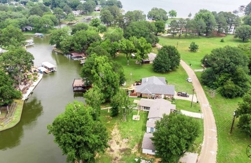 Tool House | Family-Friendly Hicks Landing with Spacious Yard & Breakfast