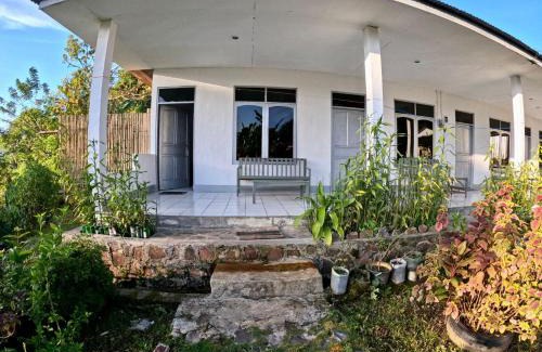 Moni House | Hidayah Homestay: Oceanfront Retreat with Breakfast & Hot Tub
