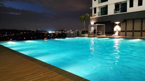 Kajang Apartment | Cozy Hidayah Homestay: Poolside Bliss & River Views