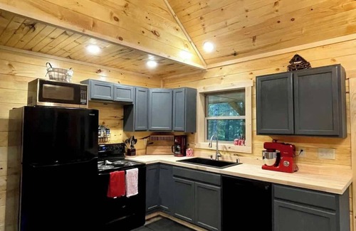 Primrose Cabin | Cozy 3BR Cabin in Red River Gorge - Pet Friendly & Pool!