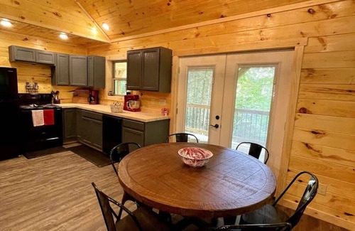 Primrose Cabin | Cozy 3BR Cabin in Red River Gorge - Pet Friendly & Pool!