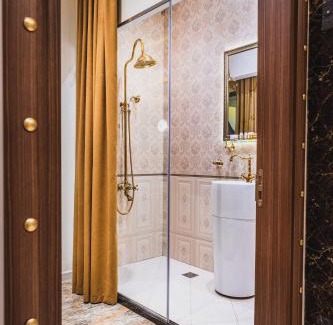 Plovdiv Center Apartment | Discover Hidden Bank: First Million with Breakfast Included