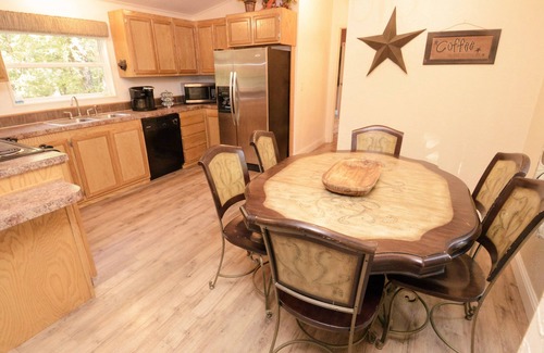 Kingston Cabin | Secluded Cabin Retreat in 40 Acres Near Beach & Marina