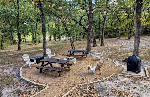 Kingston Cabin | Secluded Cabin Retreat in 40 Acres Near Beach & Marina