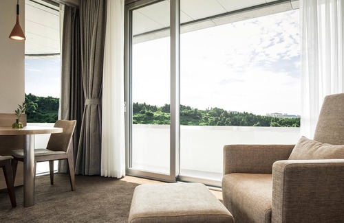 Jungmun Hotel | Discover Hidden Cliff Hotel & Nature: 4-Star Family Retreat