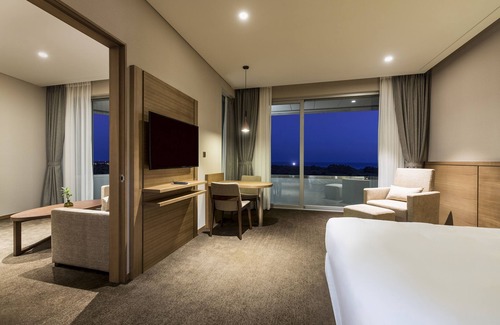 Jungmun Hotel | Discover Hidden Cliff Hotel & Nature: 4-Star Family Retreat