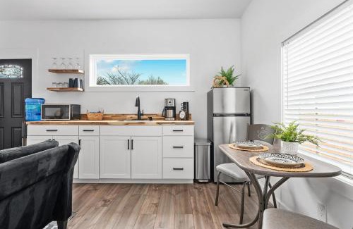 Fredericksburg House | Cozy Cottage Steps from Main St - Guest Rated 9.8