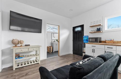 Fredericksburg House | Cozy Cottage Steps from Main St - Guest Rated 9.8