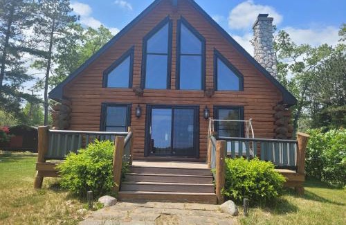 Oscoda House | Hidden Cove - Beauty On The Lake!