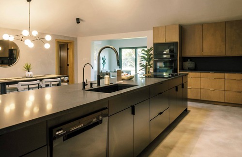 Driftwood House | Eco-Luxe Retreat with Kitchen in Hill Country – 10/10 Rated