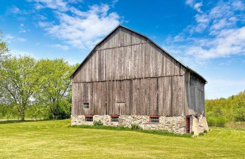 Brock Villa | Hidden Farm Escape: A 4-Star Retreat in Kawarthas