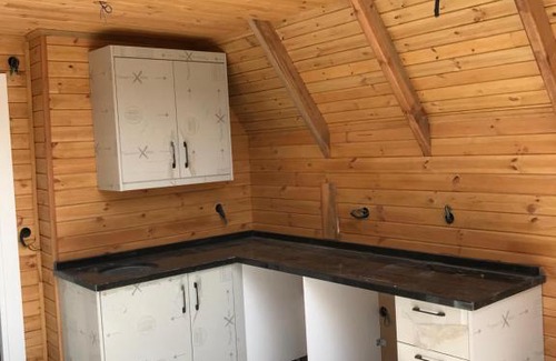 Yomra Ski Chalet | Relaxing Hidden Garden Bungalow with Hot Tub & Pet Friendly
