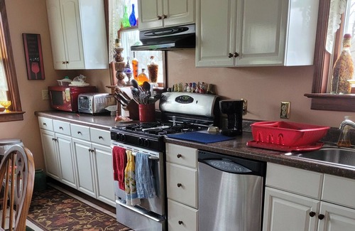 Butztown House | Hidden Gem, 2 BR 2 BA Sleeps 4, Wooded area . No Pets Parking for 1 car only