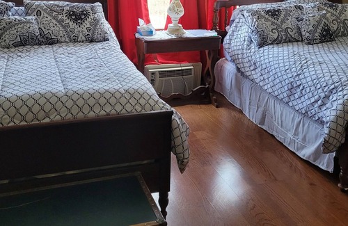 Butztown House | Hidden Gem, 2 BR 2 BA Sleeps 4, Wooded area . No Pets Parking for 1 car only