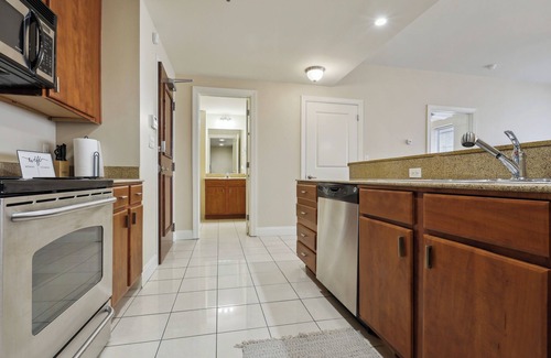 Central Business District Hotel | Charming Retreat: Steps from Bourbon Street & French Quarter