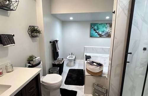 Glasgow Apartment | Hidden Gem, 8 person condo in Newark with WiFi, AC, hot tub, near UD.