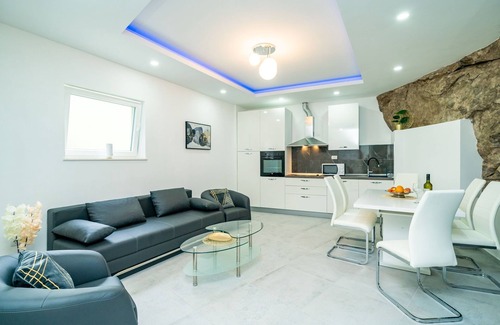 Molunat Apartment | Enchanting Sea View Apartment with Terrace & Breakfast