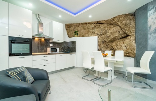 Molunat Apartment | Enchanting Sea View Apartment with Terrace & Breakfast
