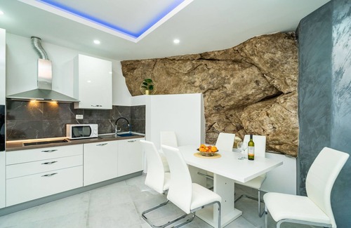 Molunat Apartment | Enchanting Sea View Apartment with Terrace & Breakfast