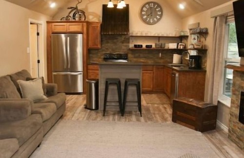 Palestine Cottage | Top-Rated Hidden Gem Cottages with Breakfast & Family Fun