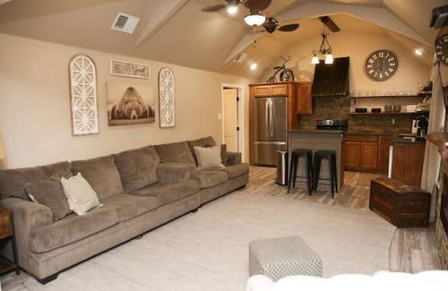 Palestine Cottage | Top-Rated Hidden Gem Cottages with Breakfast & Family Fun