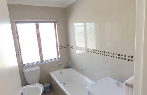 Pinetown Apartment | Discover the Hidden Gem of Marian Downs with Pool & Breakfast