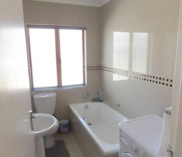 Pinetown Apartment | Discover the Hidden Gem of Marian Downs with Pool & Breakfast