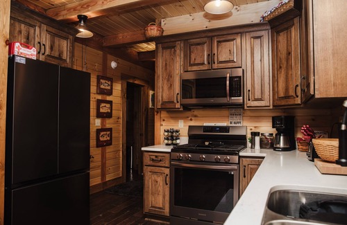 Nelsonville Cabin | Discover a Hidden Gem: Log Cabin with Ocean Views & Spa