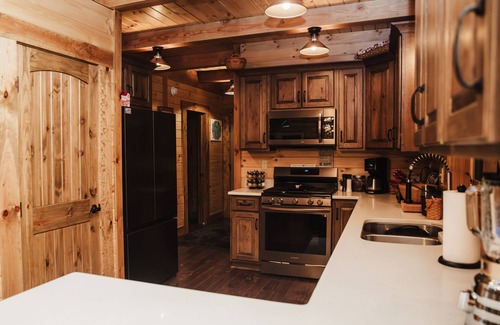 Nelsonville Cabin | Discover a Hidden Gem: Log Cabin with Ocean Views & Spa