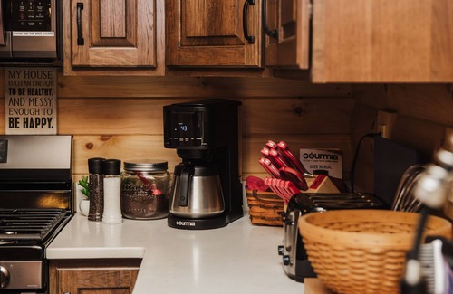 Nelsonville Cabin | Discover a Hidden Gem: Log Cabin with Ocean Views & Spa