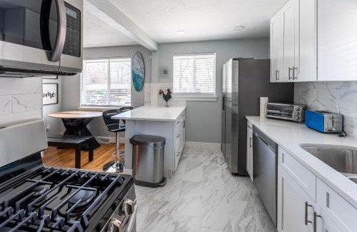 Scenic Heights House | Discover the Hidden Gem of Arvada for Families and Pets
